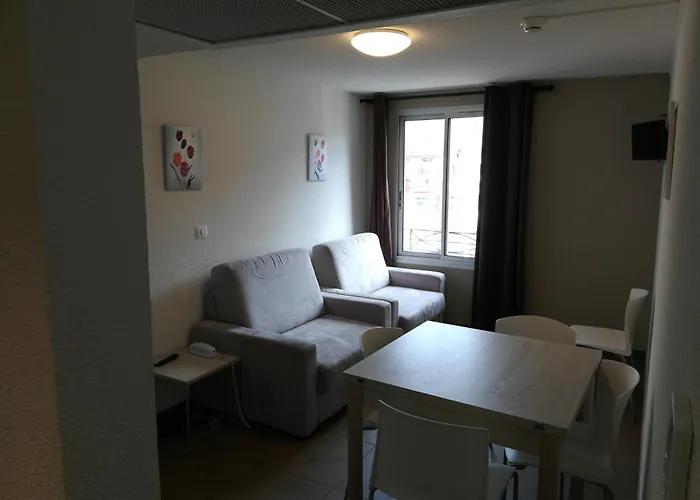 朝圣者公寓式酒店 4* 卢德